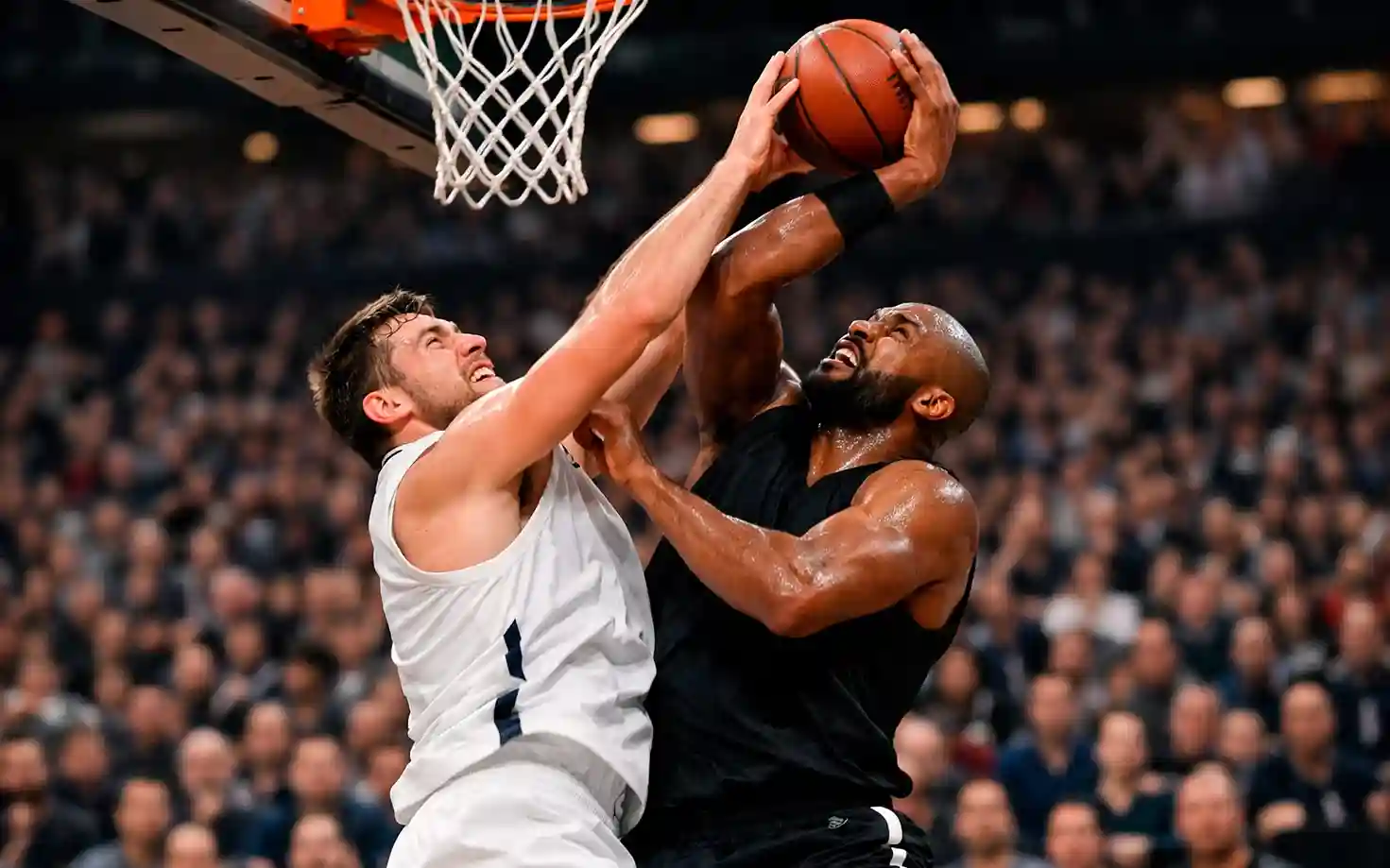 Basketbalspelers tijdens intense EuroLeague playoff-wedstrijd