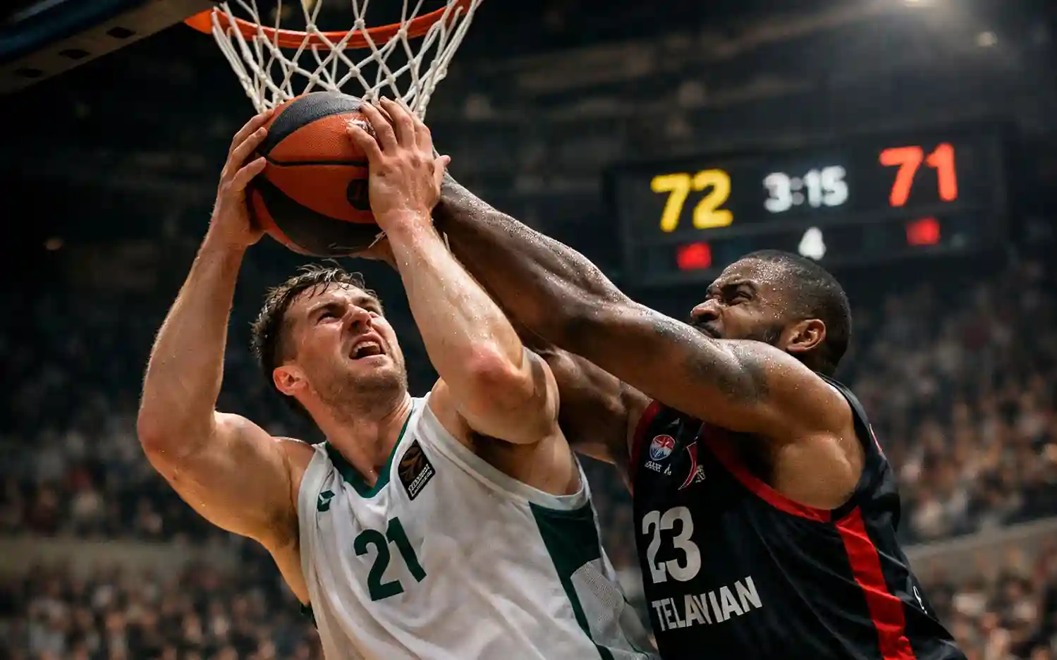 Basketbalspelers tijdens intensief moment met scorebord op achtergrond