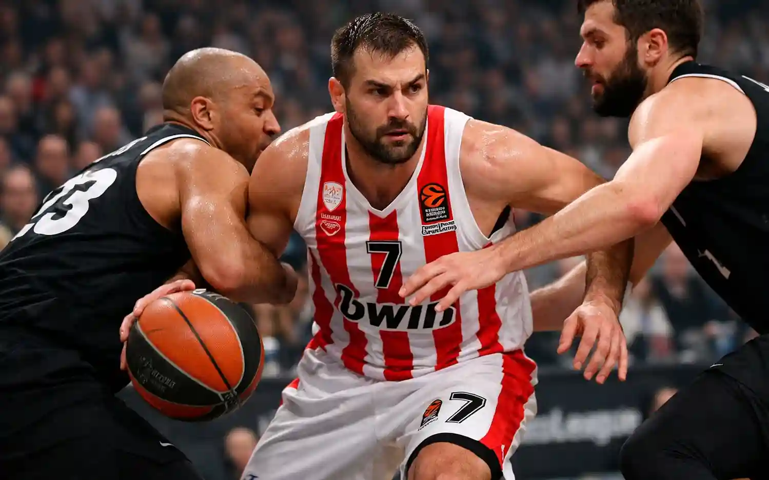 EuroLeague sterspeler scoort belangrijke punten onder druk van verdedigers