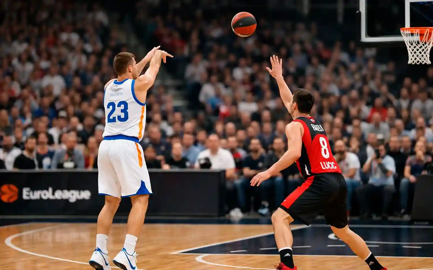 Basketbalspeler scoort driepunter tijdens hoogstaande EuroLeague wedstrijd